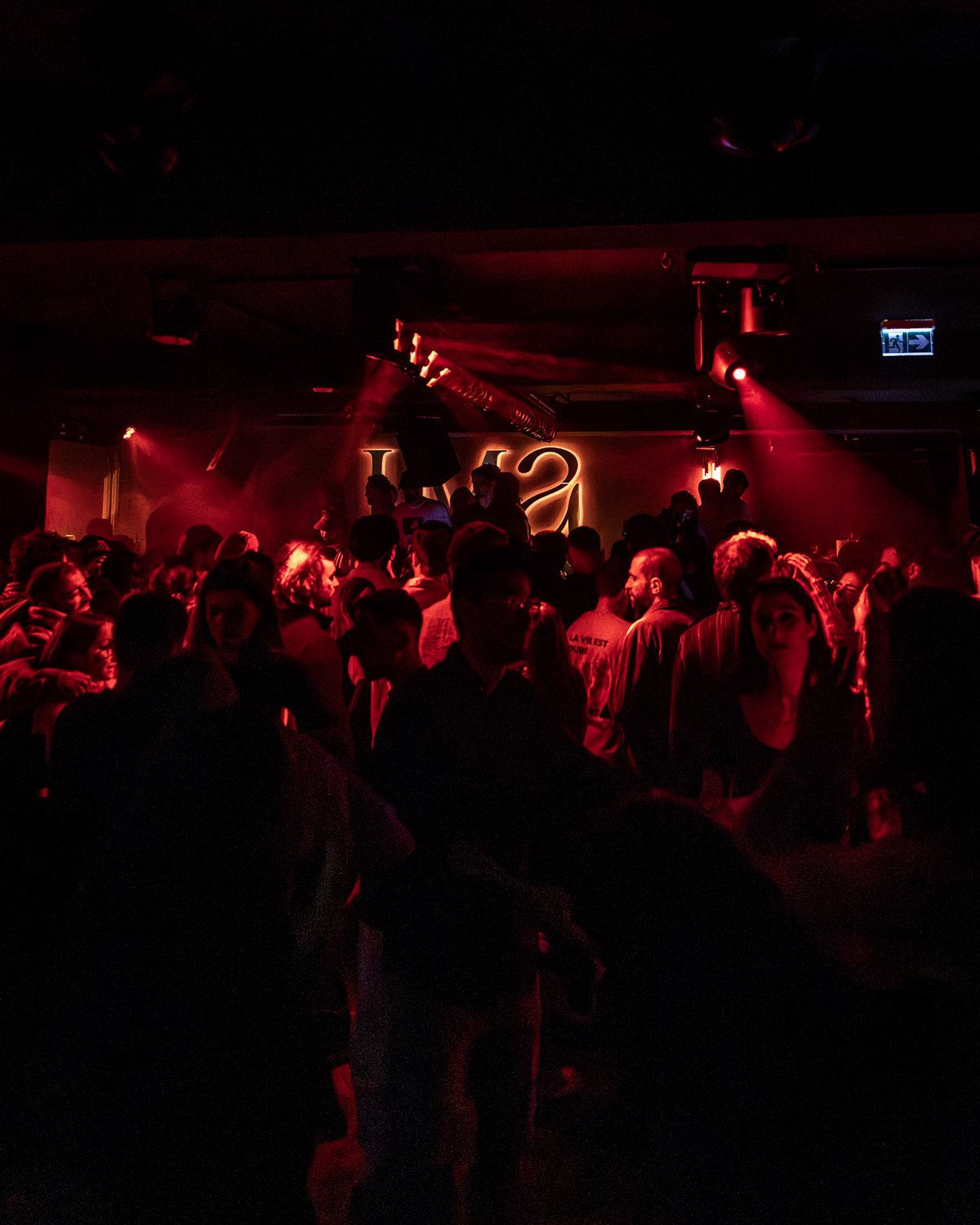 Soirée club IMA Val d'Isère - Foule dansant sous lumières rouges