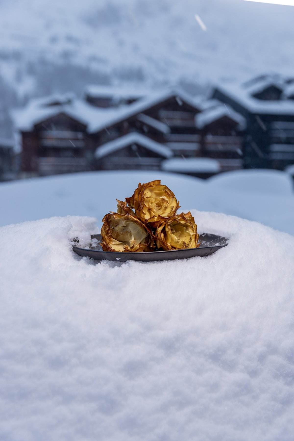 Artichauts frits dans la neige avec chalets de Val d'Isère - IMA Restaurant